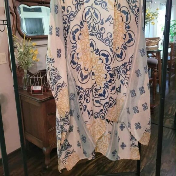 Beautiful Boho Kimono NEVER WORN!! - Picture 2 of 2